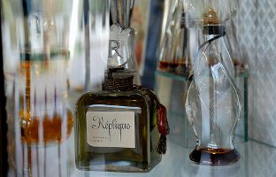 Replique under glass