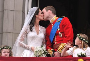 Wills & Kate kissing on the balcony